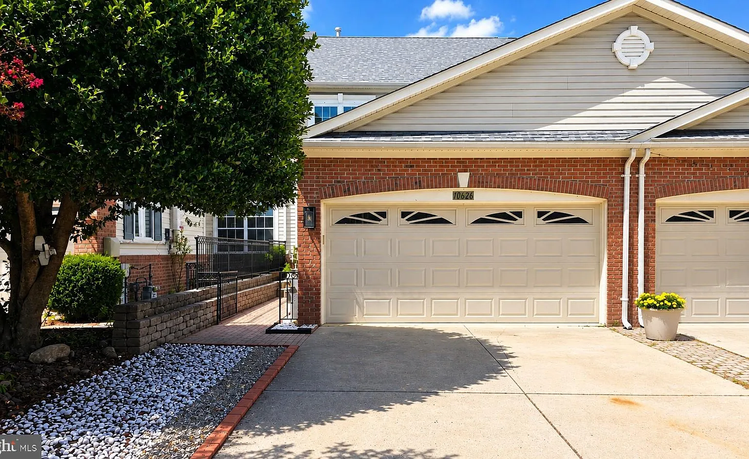 4 bed, 3.5 bath, 2708 sqft, $3,700 — Photo 1