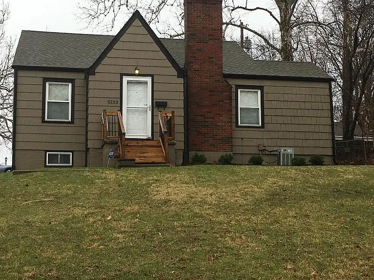 5253 N Spruce Ave — Photo 1