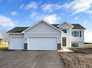 902 Brandenburg Ln, Waverly, MN 55390