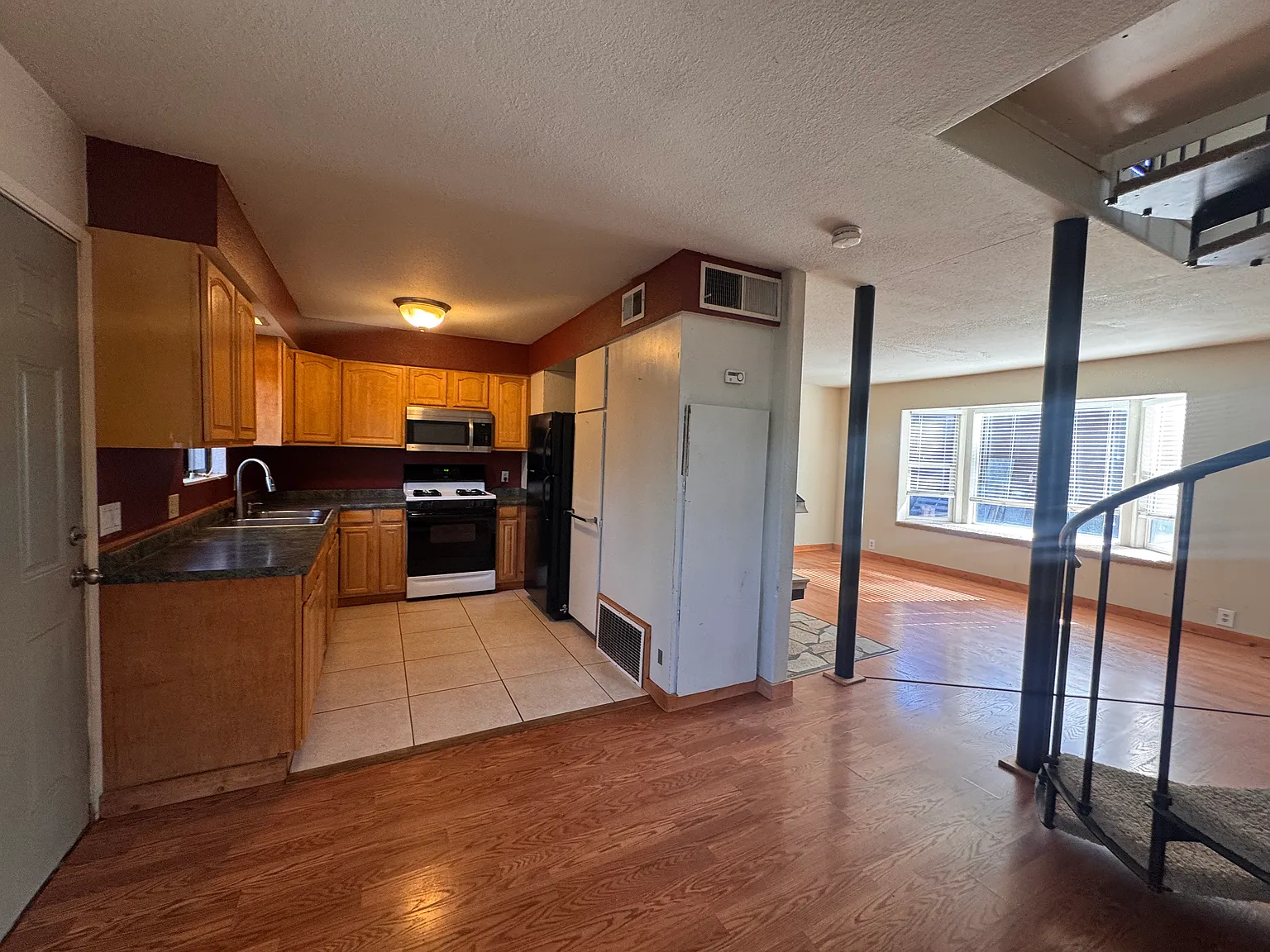 3 bed, 1000 sqft, $2,600 — Photo 4