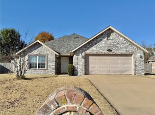 818 Grant Ave, Prairie Grove, AR 72753