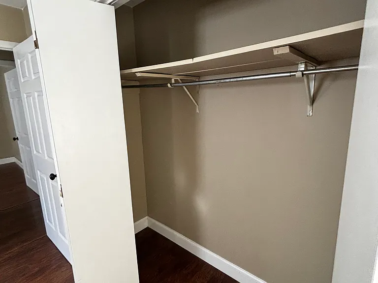 204 Windsor Ln — Photo 2