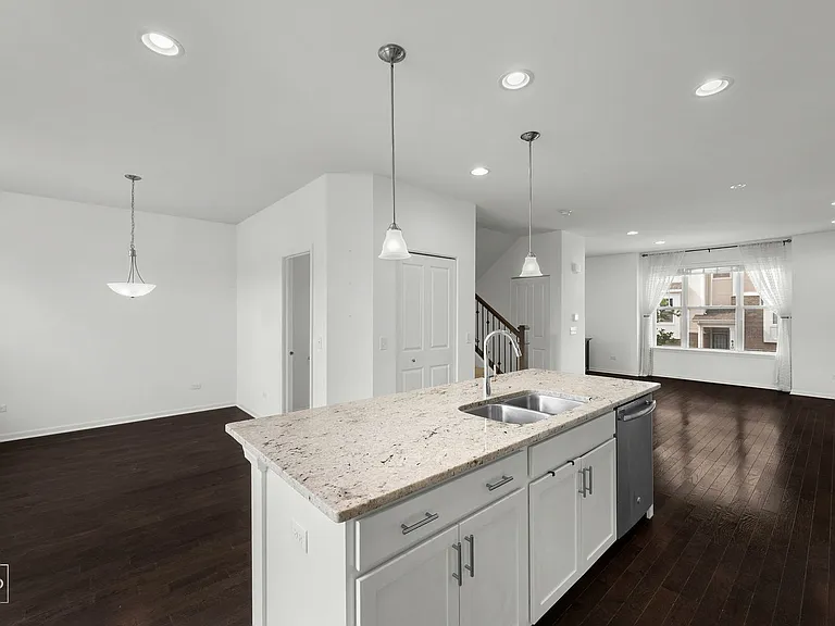 821 W Chase Ln — Photo 9