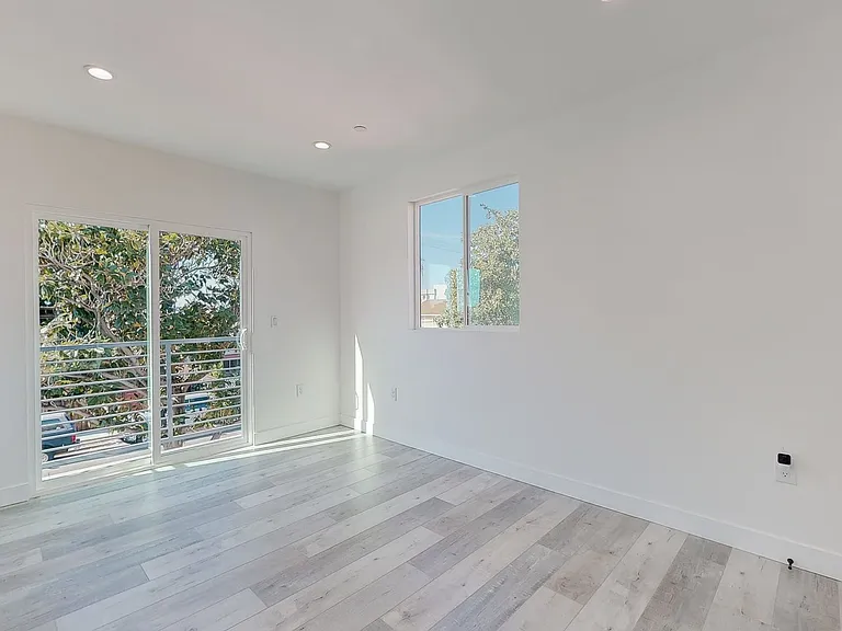3 & 4 Bed 2-Story Townhomes with Covered Parking Spots Available! — Photo 9