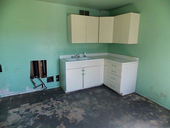 3rd image of 568 Parkside Dr