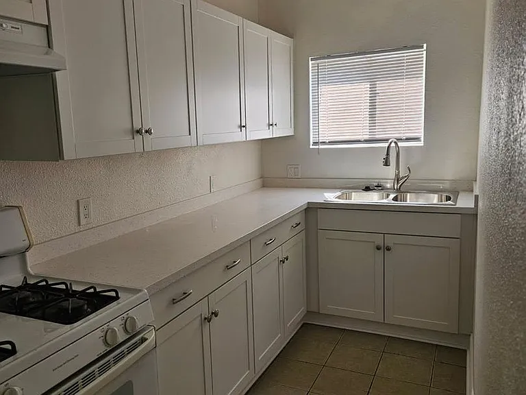 403 N School St — Photo 12