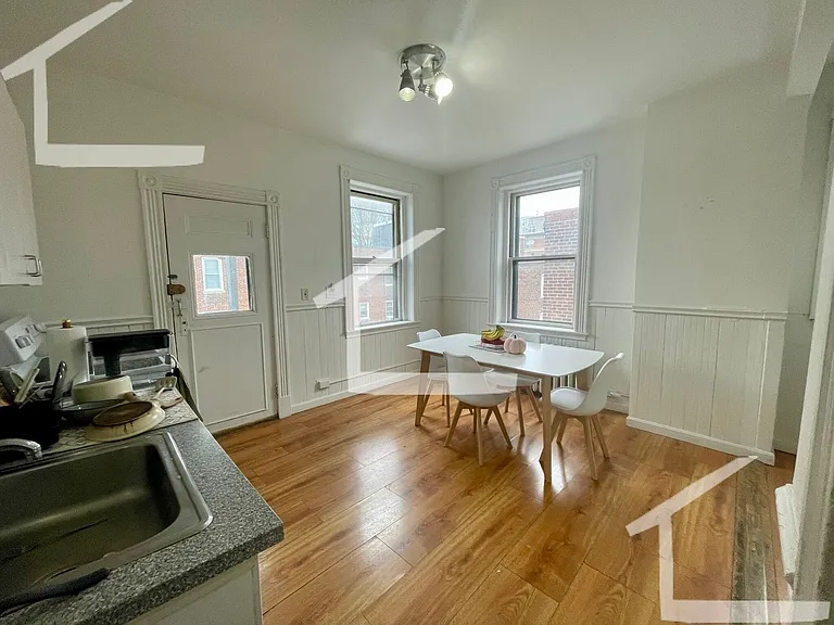 13 Euston St #3 — Photo 10
