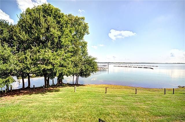 1st image of 105 Oakbrook Dr