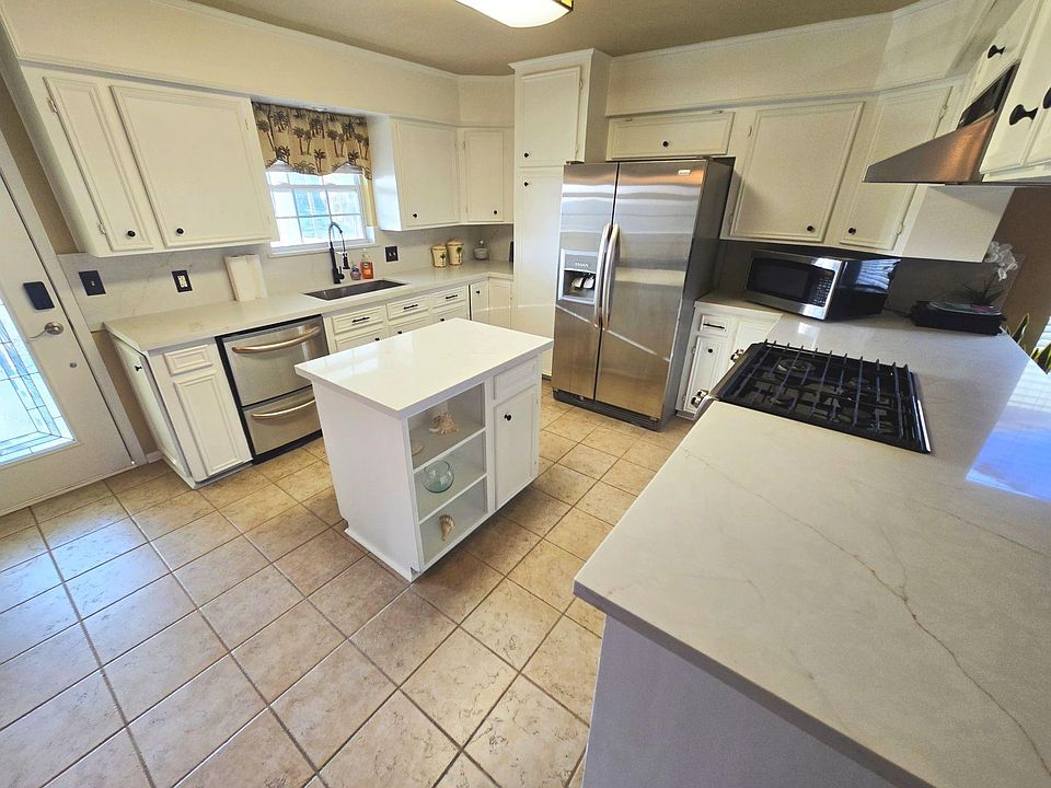 1st image of 1 N Pelican St