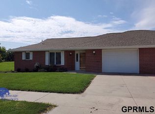 2221 Cardinal Ln, York, NE 68467