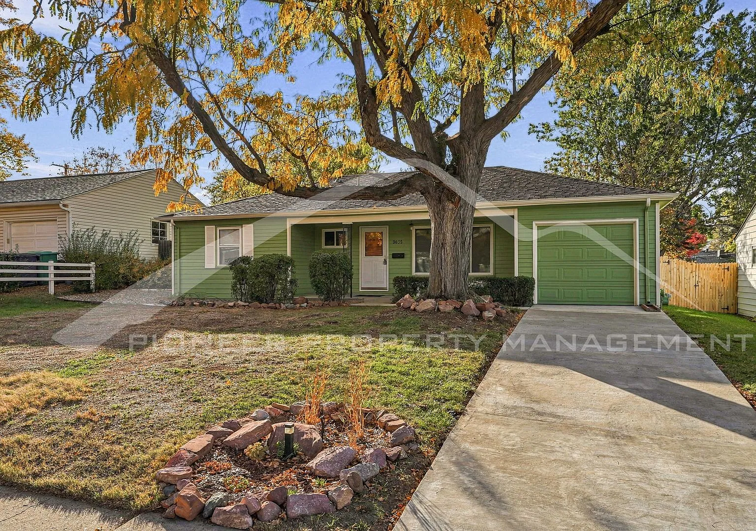 Spacious Home with Huge Backyard and Washer/Dryer — Photo 2