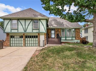 1952 E Sleepy Hollow Dr, Olathe, KS 66062