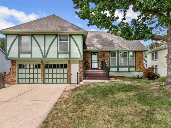 1952 E Sleepy Hollow Dr, Olathe, KS 66062