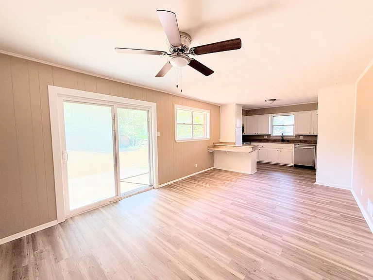 1336 Crestview Dr — Photo 1