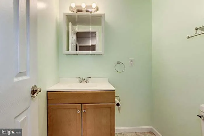 503 W Diamond Ave — Photo 4