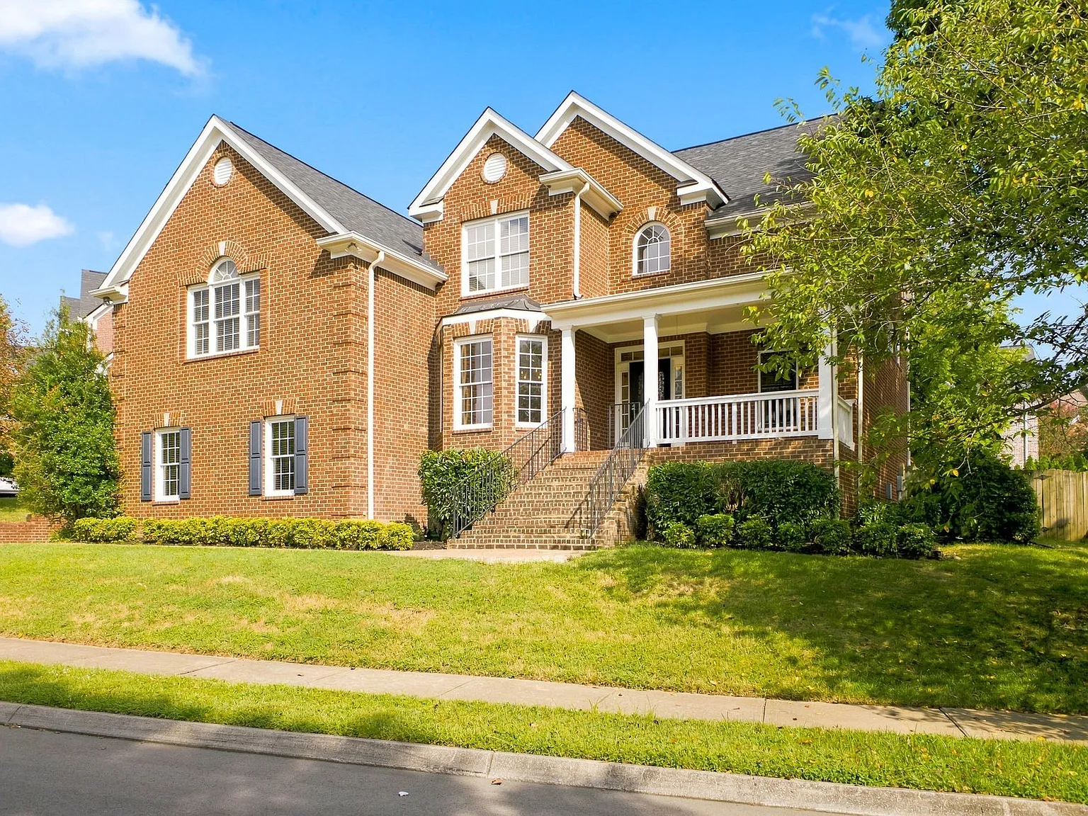4 bed, 3.5 bath, 3290 sqft, $4,495 — Photo 2
