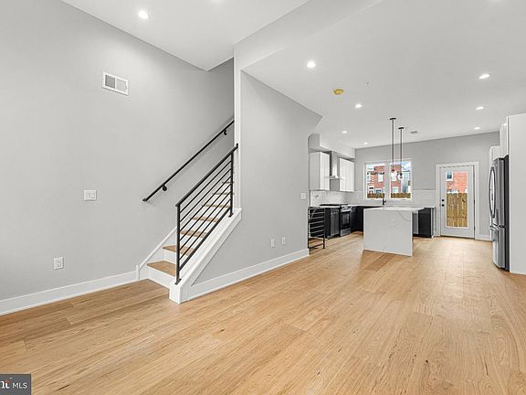 5th image of 907 Emily St