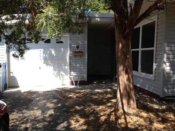 3rd image of 9 Saint Laurence Dr