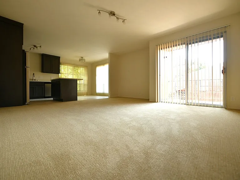 95 Linda Apartments — Photo 3
