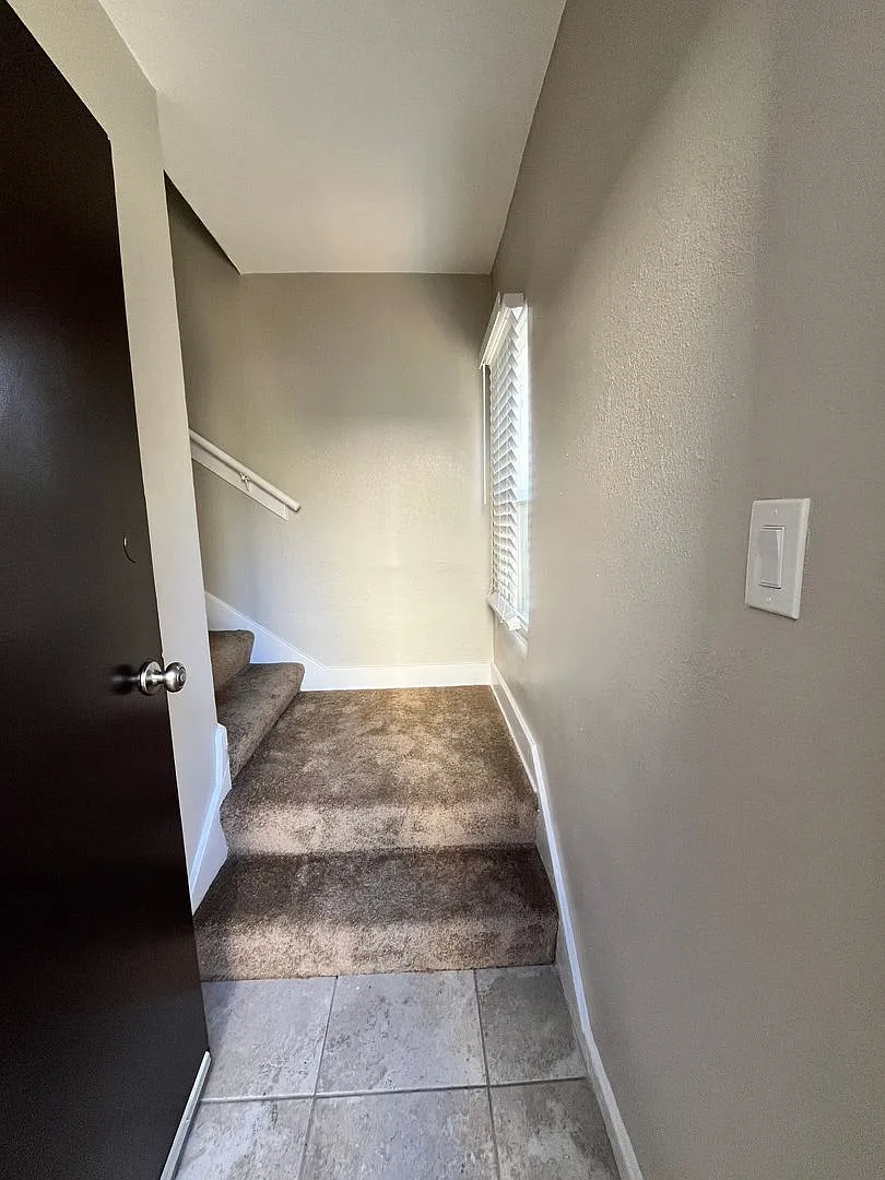 Large 1 Bedroom 1 Bath Upstairs Unit Ready For Move In! — Photo 3