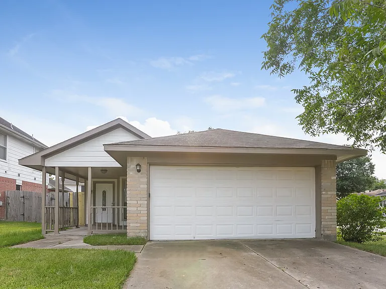 6395 Crossway Dr — Photo 1