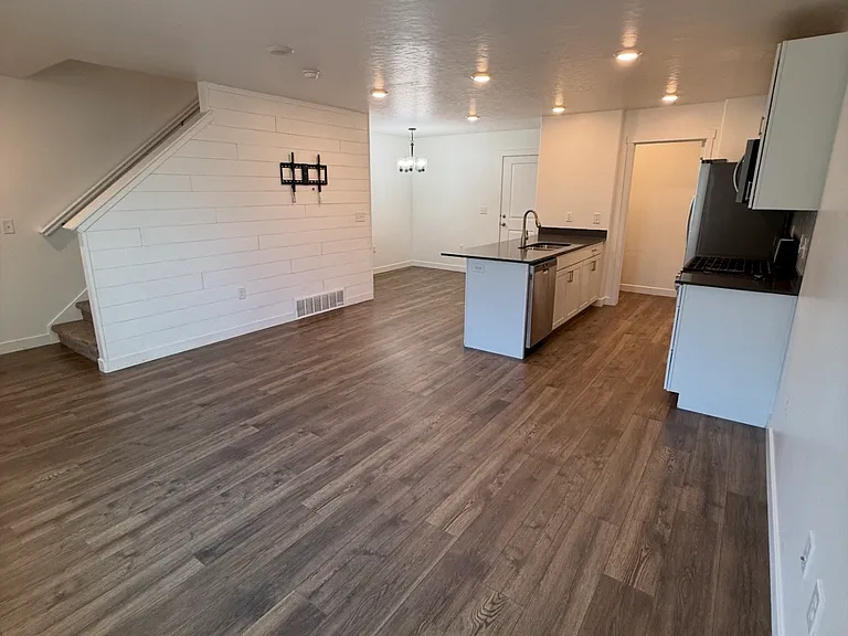946 E Thunderbolt Ct — Photo 5