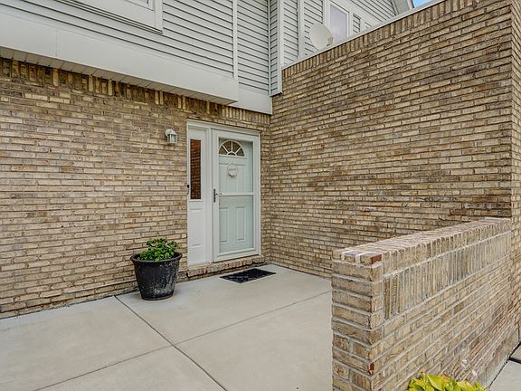 3rd image of 9402 Lindsay St