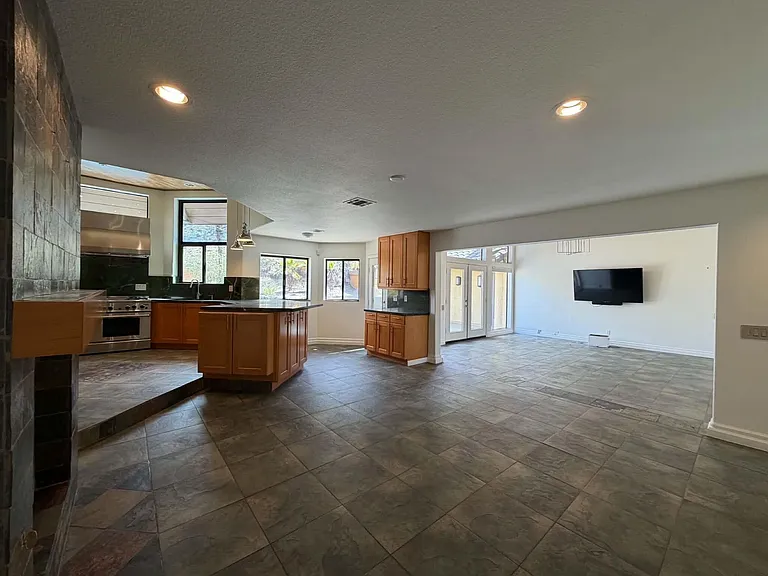 10 Venus Dr — Photo 44