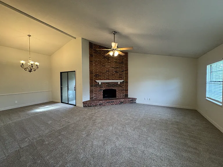 1104 Kesser Dr — Photo 2