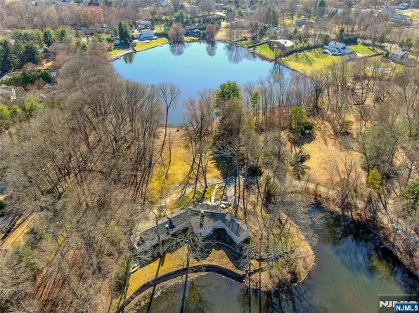 28 Turners Lake Dr, Mahwah, NJ 07430