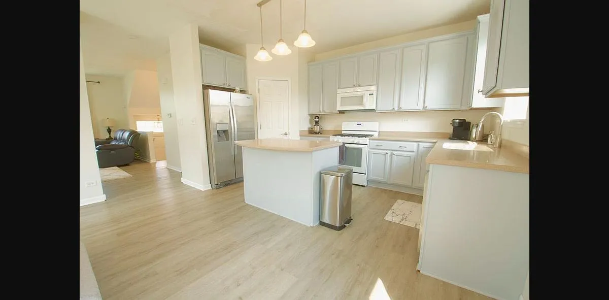 3 bed, 2.5 bath, 2388 sqft, $3,100 — Photo 3
