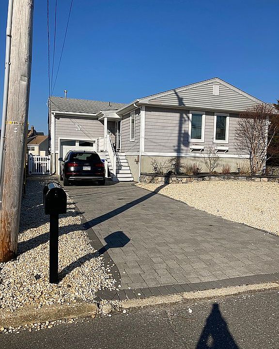 1st image of 588 Bayview Dr