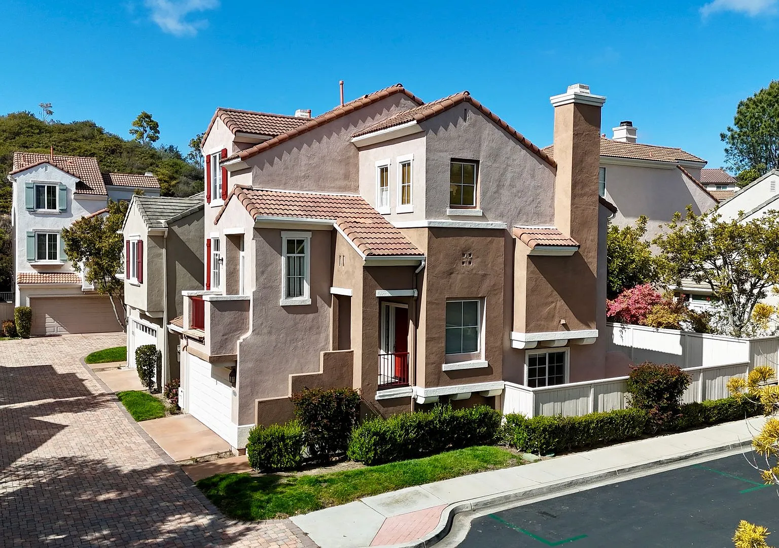 Furnished Rental 3BR/2.5 BA Charming 3 Level Detached Home In Torrey Hills, Gated Community 2 Car... — Photo 2
