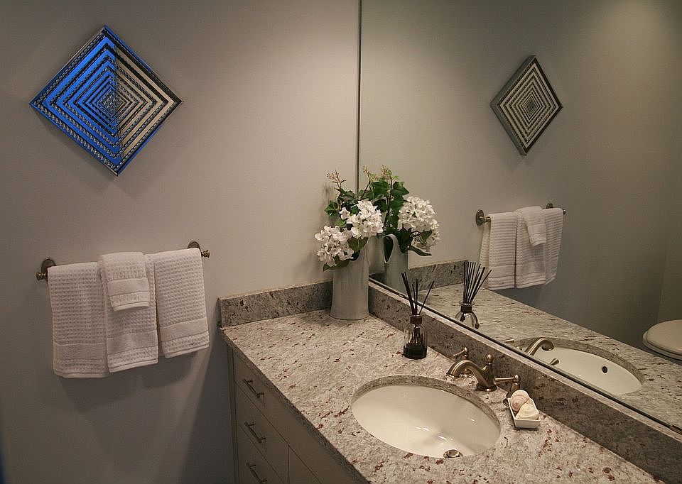 1st fl- 1/2 bathr'm