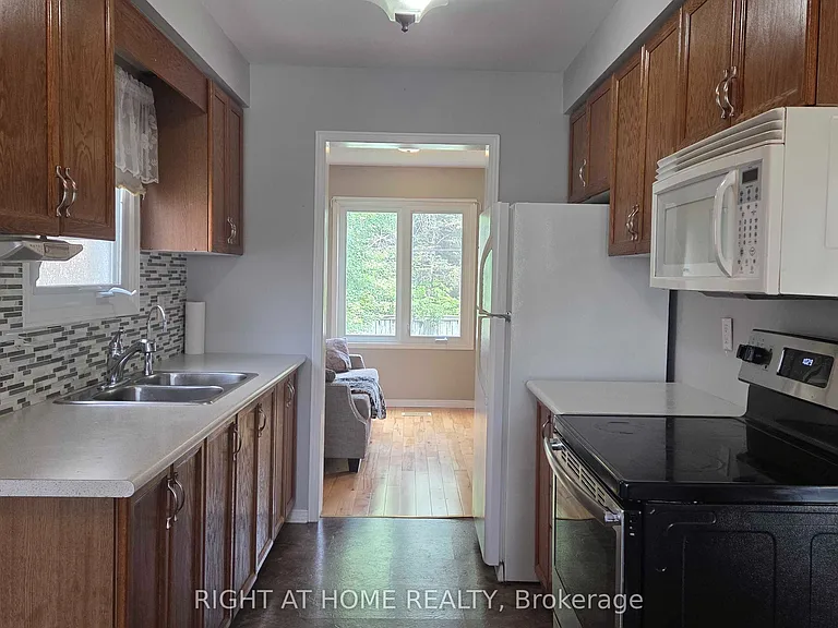 129 Heydon Ave — Photo 7