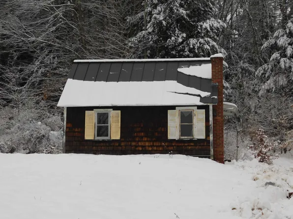 64 County Road, Springfield, VT 05150