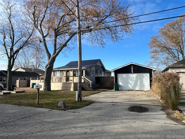 35754 Erie Dr, Brownstown, MI 48173
