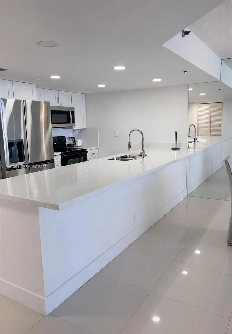 Venetia Condo — Photo 3