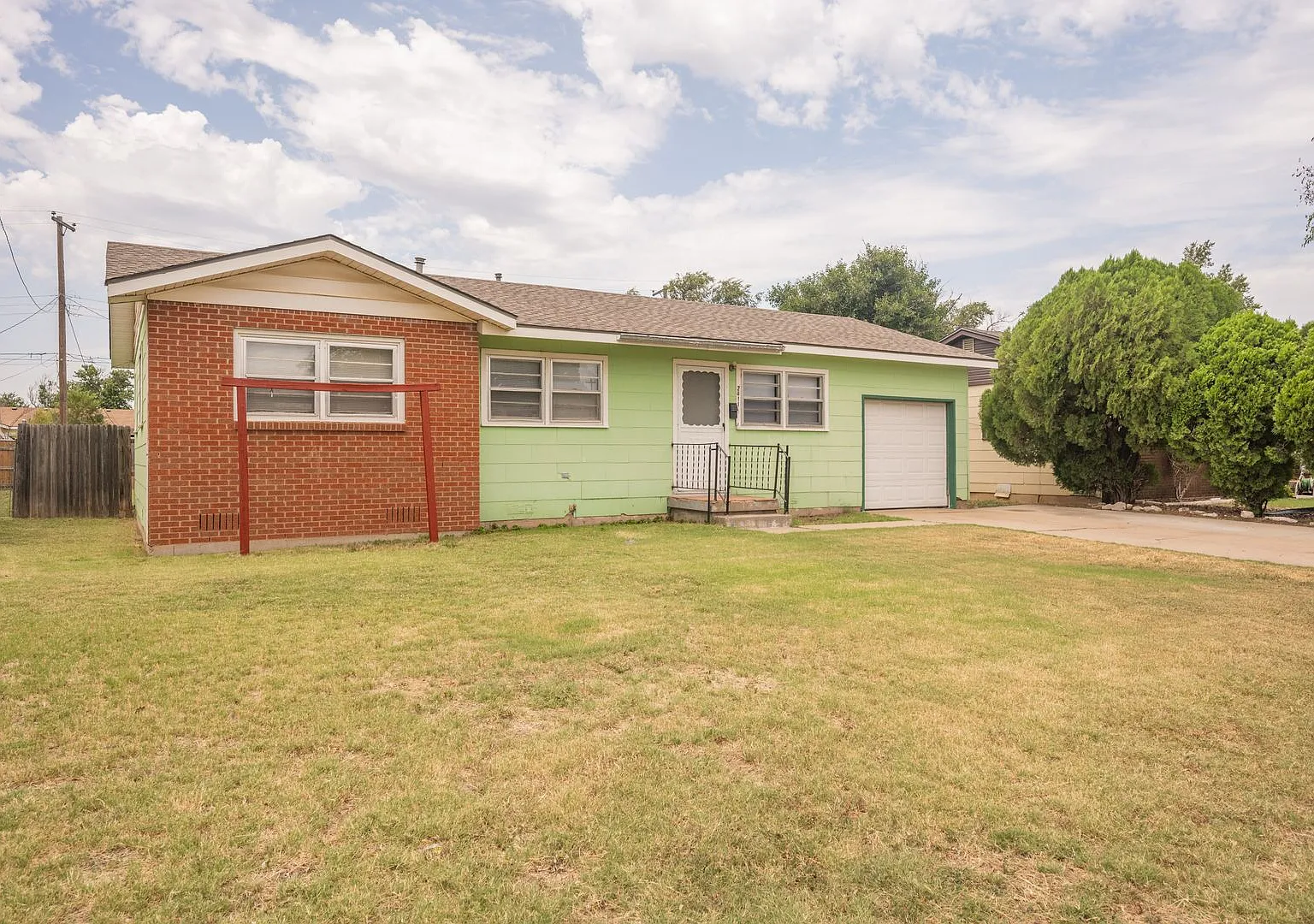 Three Bedroom Home for Lease! — Photo 2