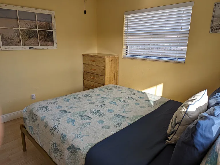 2nd bedroom w/ queen bed