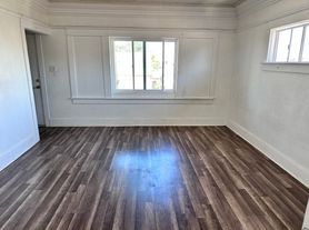 822 W 42nd Pl