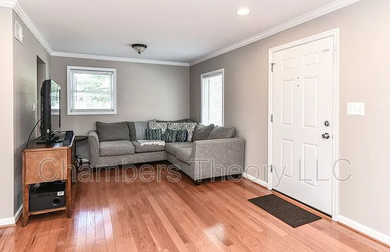1033 S Edison St — Photo 4