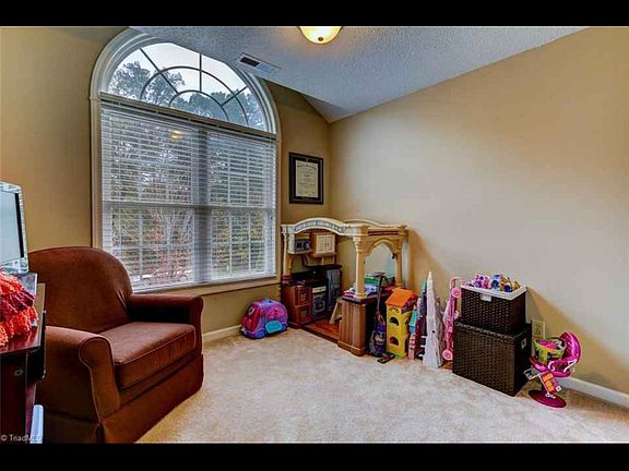 Room without bed 