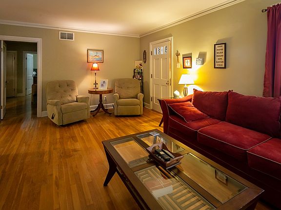 4th image of 301 W Danner Ave