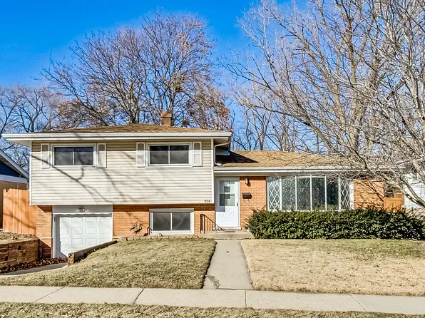 904 French Dr, Mundelein, IL 60060