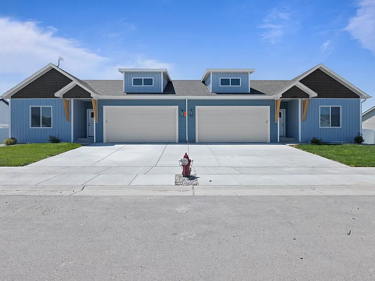 656 Jeanine Dr — Photo 1