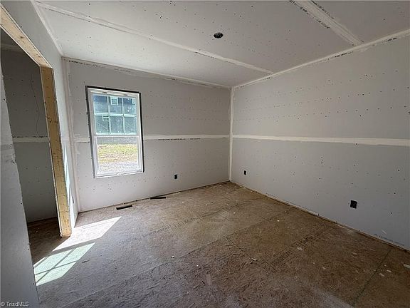 4th image of 219 Tower Rd
