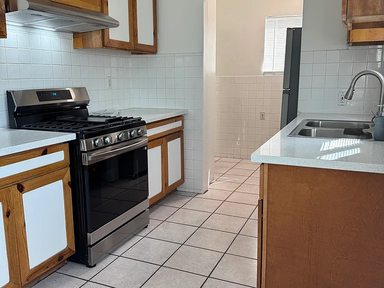 301 S 6th St — Photo 11
