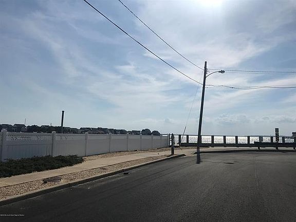 2nd image of 137 M St