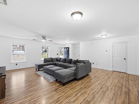 4th image of 492 Denman Loop